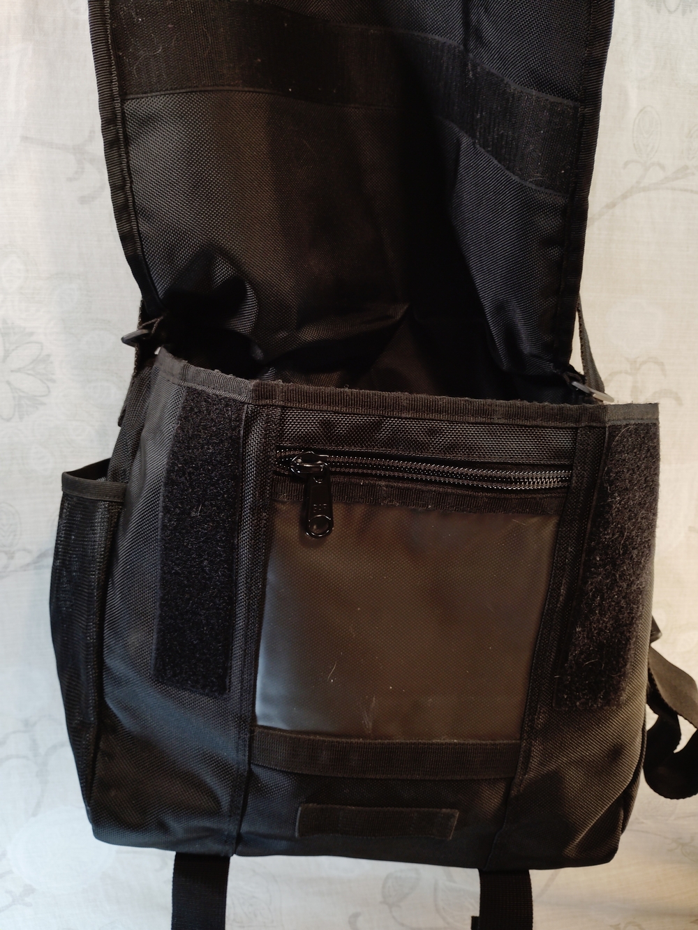 GAP  Large Black Nylon Messenger/ Laptop Bag - Picture 7 of 10